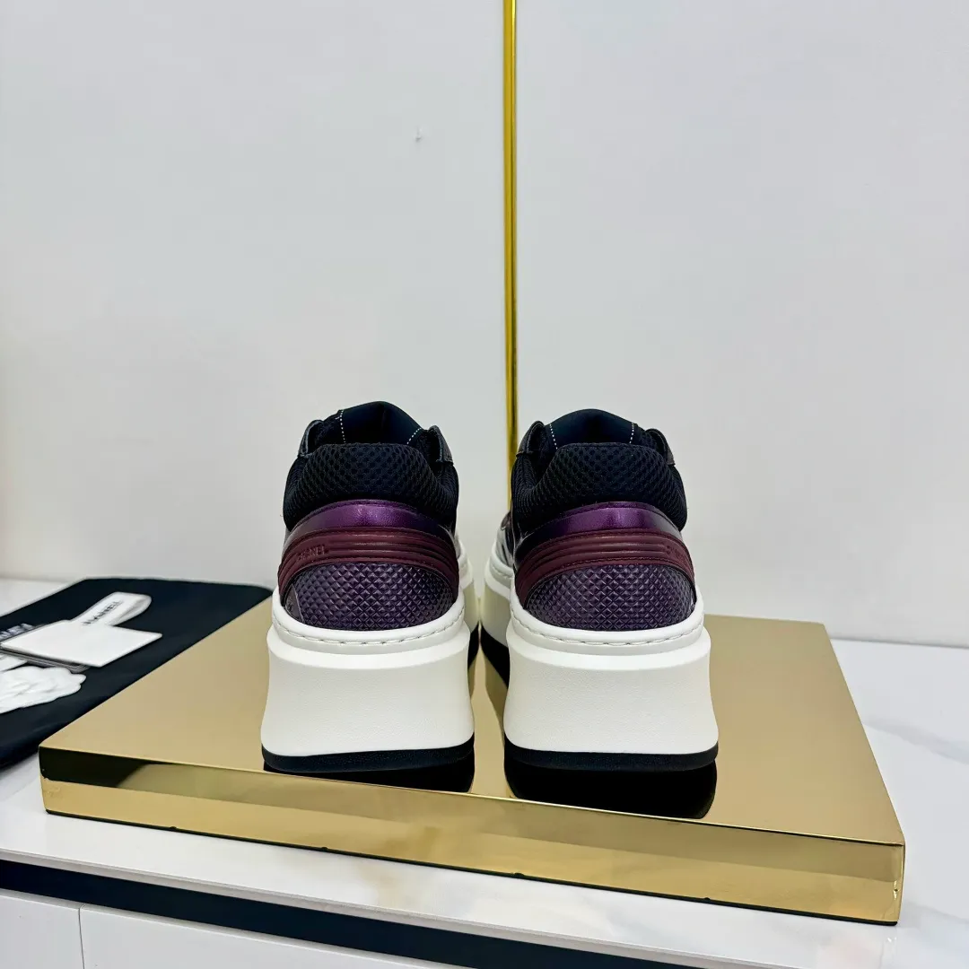 👟👟Ex-factory price 680👟👟 Upgraded version, upgraded version, upgraded version! No rebuttal accepted! ! ! ! Chanel Chanel panda shoes! 2025 counter's top casual sports shoes. This classic design; the upper is electro-embroidered with a variety of techniques; the outsole is fashionable and sporty; the unusual inclusion of a variety of color matching elements... The diversified mix and match is very good-looking and versatile, and can be used for leisure, fashion, sports, and outdoor... ꫛꫀꪝ Go➫ Materials: ❶Upper made of: original imported first-layer silk cowhide + original waterproof cloth + original first-layer cowhide ❷Inner lining: Original Yangli+Net ❸Outsole based on: Original TPU combination outsole Counter boutique packaging complete set for women 35–41 👉 👉 👉 👉 👉 👉 👉